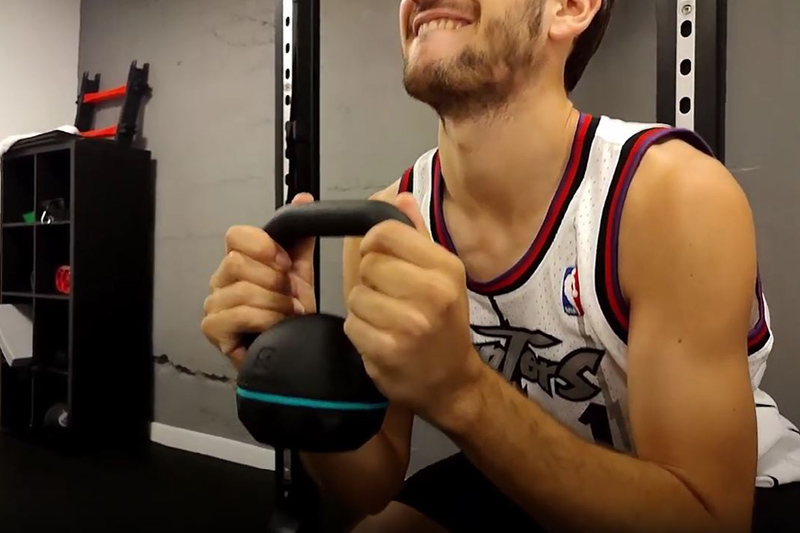 foto gym chico levantando pesa